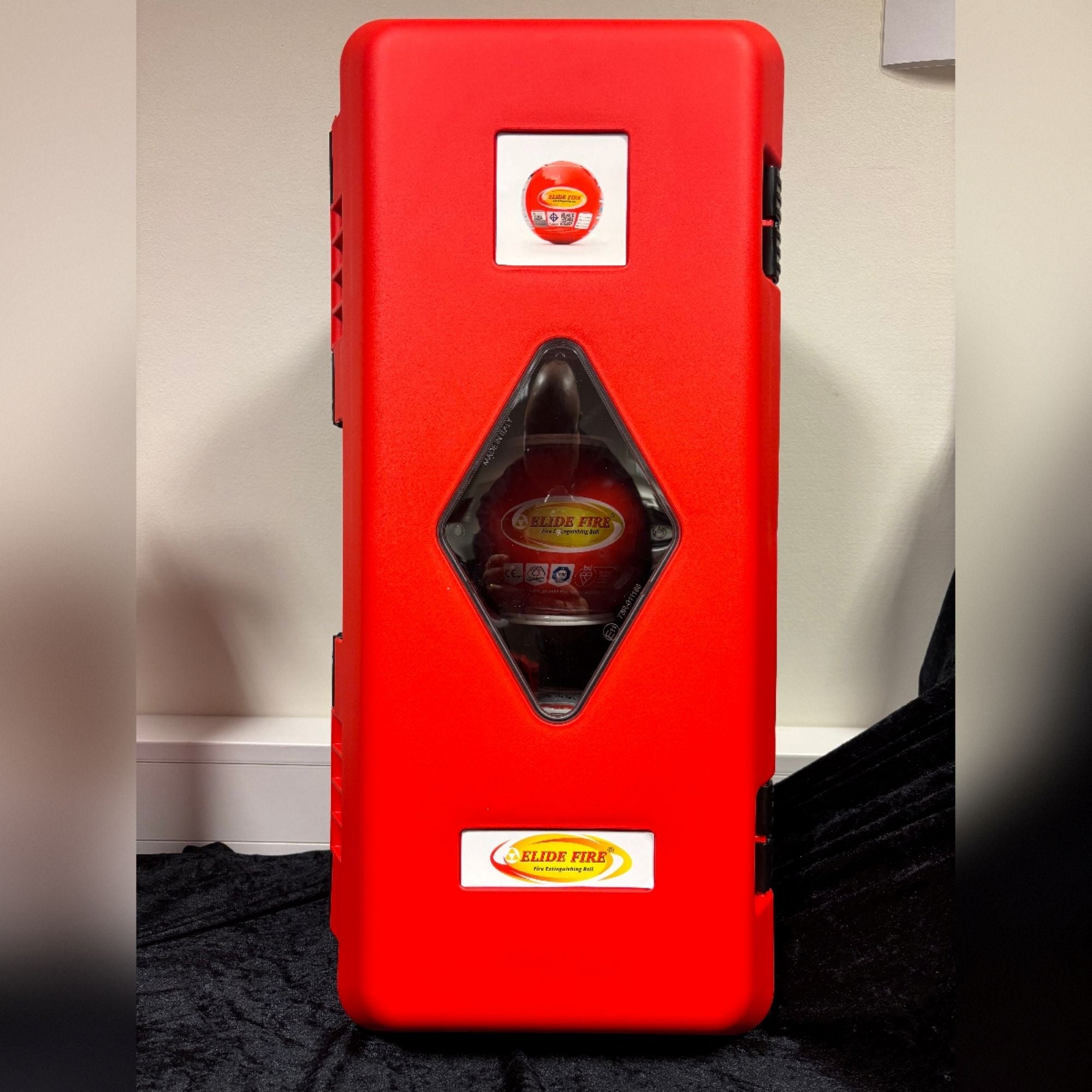 Skap med 3 baller monter